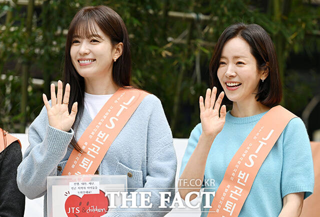 배우 한효주(왼쪽)와 한지민이 2일 오후 서울 중구 을지로 하나플레이파크에서 열린 길벗-한국JTS 거리모금 캠페인에서 시민들에게 인사를 하고 있다. /남용희 기자