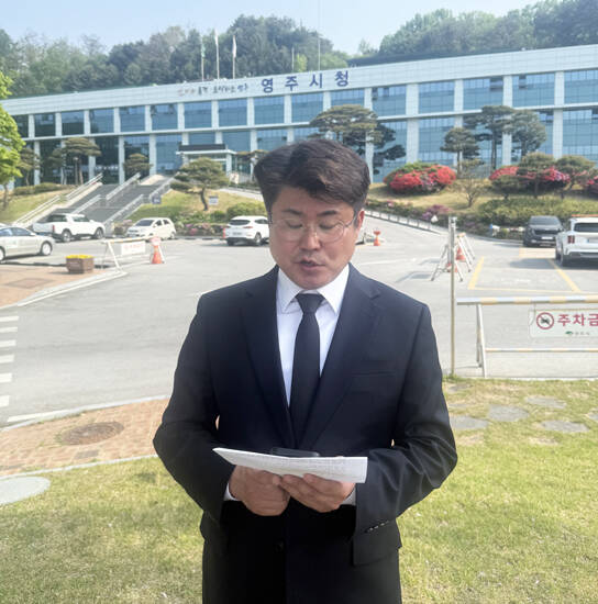 김병창 영주시의원이 2일 영주시청 마당에서 무소속 출마를 선언하고 있다. /김병창 의원