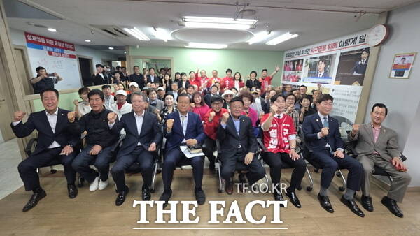 설재영 국민의힘 대전시 서구의원 후보(서구라 선거구, 갈마·용문·탄방)가 2일 선거사무소 개소식을 개최한 가운데 참석자들이 기념 촬영을 하고 있다. /정예준 기자