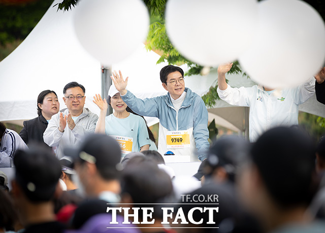 마라톤 대회 참석해 시민들에게 인사하는 정원오 더불어민주당 서울시장 후보와 오세훈 국민의힘 서울시장 후보(왼쪽 네 번째부터). /정원오 캠프