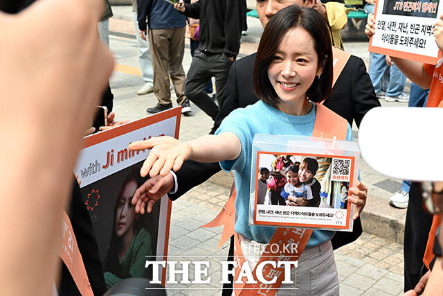 거리모금 캠페인 나선 한효주-한지민 '주말 명동 빛내는 미모'.