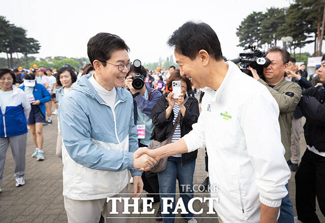 정원오 더불어민주당 서울시장 후보(왼쪽)가 2일 오전 서울 마포구 서울월드컵공원 평화광장에서 열린 제26회 여성마라톤 대회에 참석해 오세훈 국민의힘 서울시장 후보와 인사를 나누고 있다. /정원오 캠프