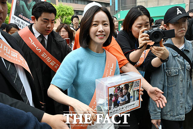 명동 거리 찾은 한지민.