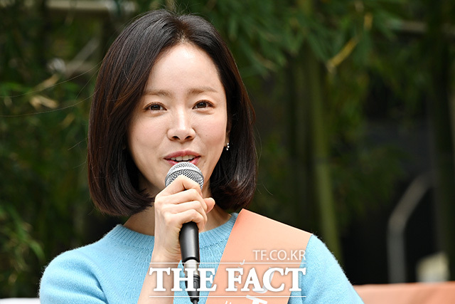 인사말 하는 배우 한지민.
