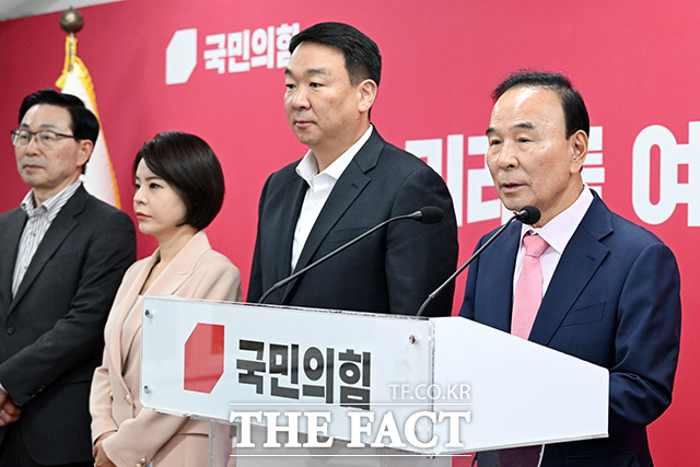 국민의힘 경기도지사 후보 발표하는 박덕흠 국민의힘 공천관리위원장(가운데).