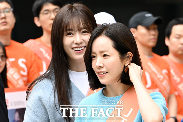거리모금 캠페인 나선 한효주-한지민 '주말 명동 빛내는 미모'.
