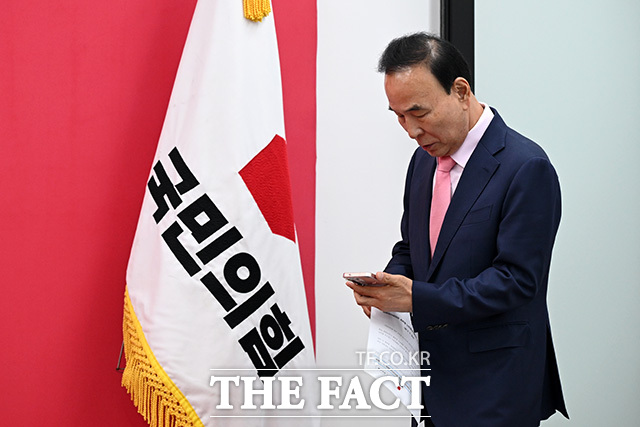 국민의힘 경기도지사 후보 발표하는 박덕흠 국민의힘 공천관리위원장(가운데).