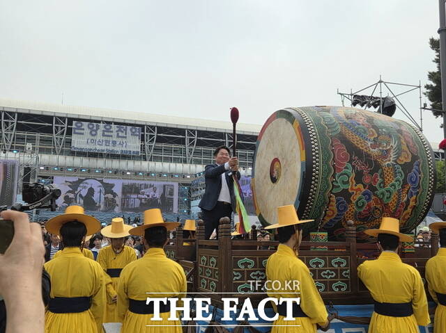 2일 오세현 아산시장이 이순신 장군 일대기 행렬의 출발을 알리는 태고를 치고 있다. /정효기 기자