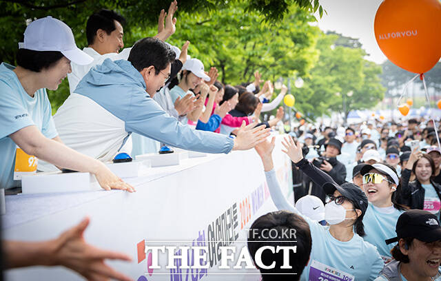 마라톤 대회 참석해 시민들에게 인사하는 정원오 더불어민주당 서울시장 후보와 오세훈 국민의힘 서울시장 후보(왼쪽 네 번째부터). /정원오 캠프