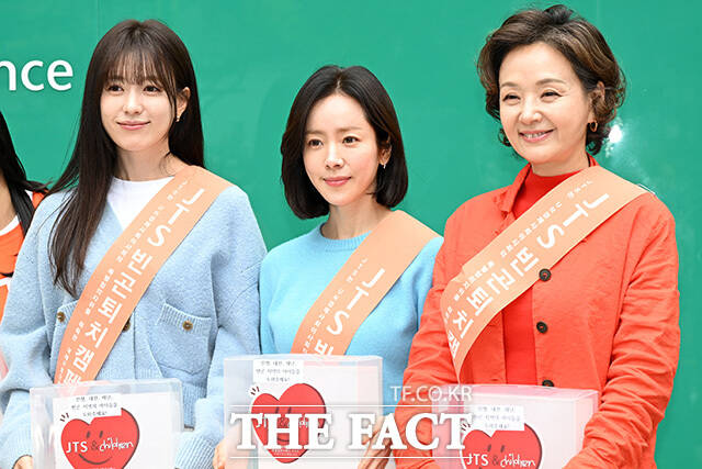 기념촬영하는 배우 한효주와 한지민, 배종옥(왼쪽부터).