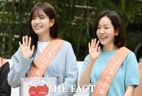  거리모금 캠페인 나선 한효주-한지민 '주말 명동 빛내는 미모' [TF사진관]