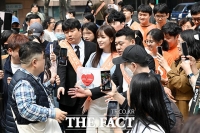  거리모금 캠페인 나선 한효주 '북적이는 인파' [포토]