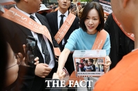  모금 캠페인 위해 거리로 나선 한지민 [포토]