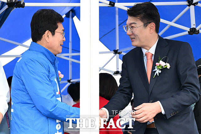 서울특별시장기 축구대회 개회식 참석해 미소짓는 오세훈 후보(왼쪽)와 정원오 후보.