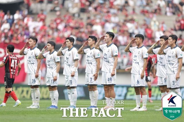 5월2일 서울월드컵경기장에서 벌어진 FC서울-김천상무전. 김천 선수들이 전반 29분 고재현이 선제골을 터뜨리자 단체거수경례로 골뒷풀이를 하고 있다./K리그