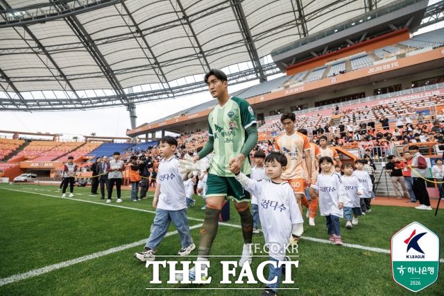 5월2일 K리그 제주 유나이티드-전북현대전이 열린 제주월드컵경기장에서 선수들이 경기장에 입장하고 있다./제주=K리그