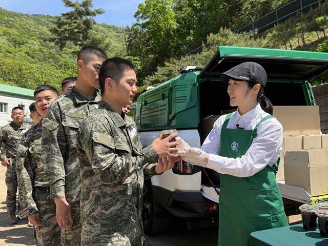 스타벅스코리아는 이동형 커피 트레일러인 '스:벅차'와 함께 지난달 29일 강화도에 위치한 해병대 2사단을 방문해 커피 1000잔과 푸드 1000개를 제공했다고 3일 밝혔다. /스타벅스코리아
