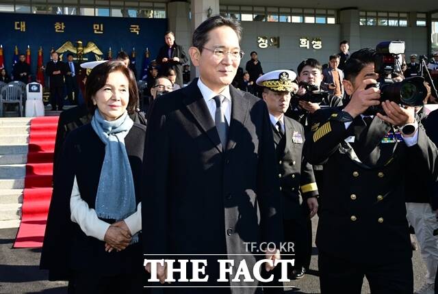 이재용 삼성전자 회장 등 삼성가가 3일 고(故) 이건희 선대회장 유산에 대한 12조 원 규모의 상속세를 완납한 것으로 확인됐다. 사진은 홍라희 삼성미술관 리움 명예관장과 이재용 회장. /임영무 기자