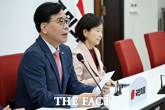 기자간담회 열고 발언하는 송 원내대표.