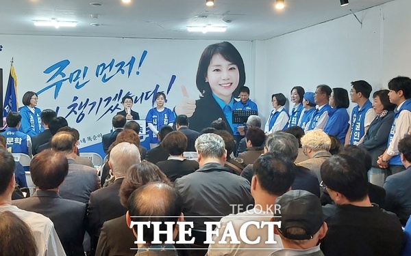 김민숙 더불어민주당 대전시의원 예비후보가 2일 서구 복수동에 선거사무소를 열었다. 박정현 대전시당위원장이 김민숙 예비후보의 당선 당위성을 지지자들에게 설명하고 있다. /선치영 기자