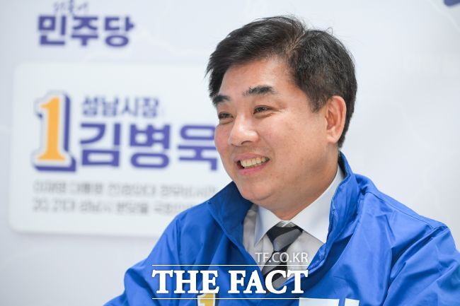 지난 4월 28일 <더팩트>와 인터뷰하는 김병욱 더불어민주당 성남시장 후보. /박아론 기자