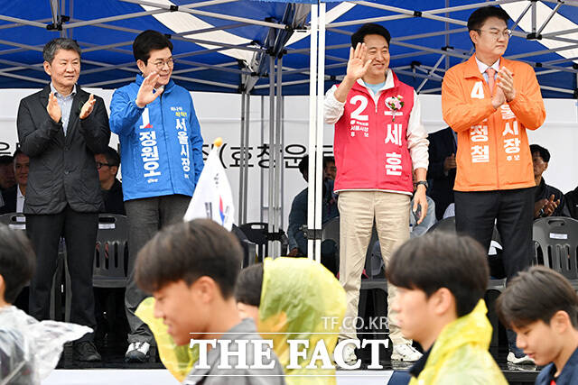 서울특별시장기 축구대회 개회식 참석해 미소짓는 오세훈 후보(왼쪽)와 정원오 후보.