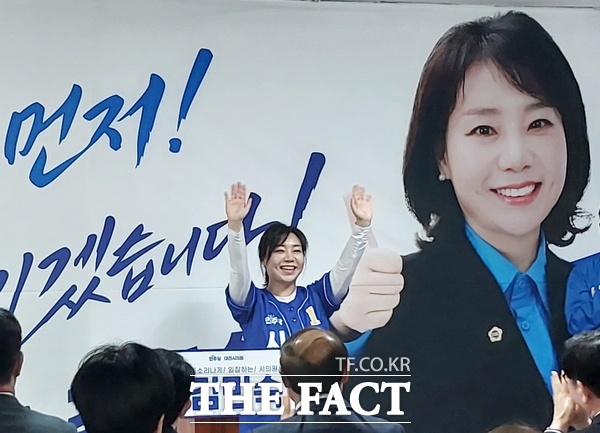 김민숙 더불어민주당 대전시의원 예비후보가 2일 서구 복수동에 선거사무소를 열었다. 김 예비후보가 지지자들을 향해 필승을 다짐하며 손을 흔들고 있다. /선치영 기자