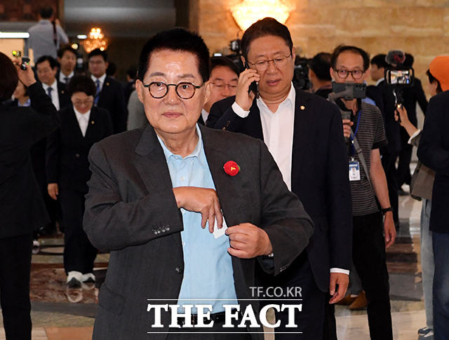 박지원 의원은 더불어민주당이 국회의장 경선에 권리당원 표심 20%를 반영하는 데 대해선 이재명 정부는 국민주권 정부이고, 민주당은 당원주권 정당이다. 민주당에서 의장이 선출되는 것도 다수 의석을 가졌기 때문이라며 정치는 민심을 떠나서 존재할 수 없기 때문에, 당원 표심 반영 제도는 잘 도입된 것이라고 했다. 사진은 박 의원이 2024년 6월 5일 국회에서 열린 제22대 국회 첫 본회의에 참석하고 있는 모습. /국회=배정한 기자