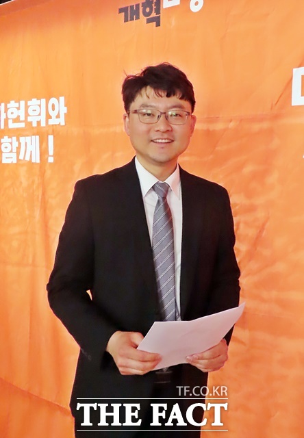 하헌휘 후보가 자신의 선거사무소에 걸린 현수막앞에서 필승을 다짐하고 있다. /김형중 기자