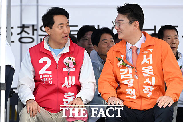 서울특별시장기 축구대회 개회식 참석해 미소짓는 오세훈 후보(왼쪽)와 정원오 후보.