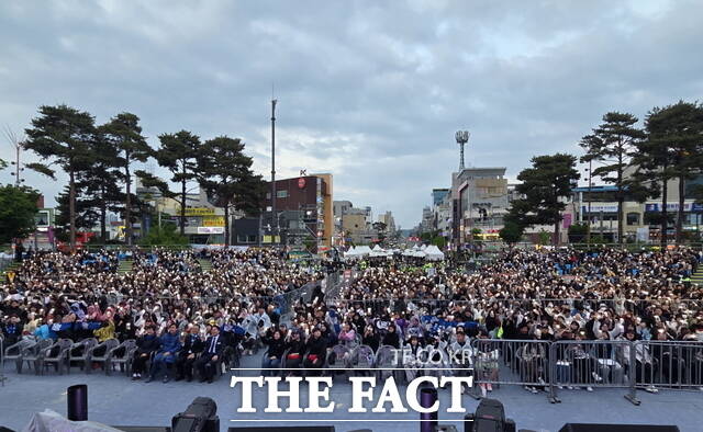 폐막식 무대 앞에서 관중들이 휴대폰 불빛을 밝히며 환호하는 장면. 축제의 마지막 밤은 빛과 함성이 어우러져 뜨거운 열기로 가득했다. /정효기 기자