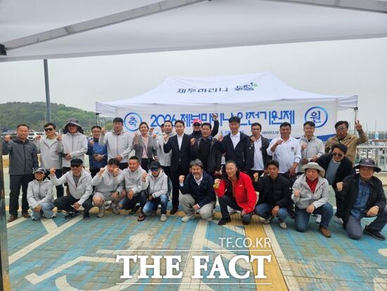 경기평택항만공사가 2일 화성시 제부마리나항에서 진행한 '안전기원제'에 참석한 김금규 경기평택항만공사 사장 직무대행, 진정삼 경기해양발전협의회장, 황인문 제부마리나항 선주협회장 등 관계자들이 행사를 마치고 기념 촬영을 하고 있다. /경기평택항만공사