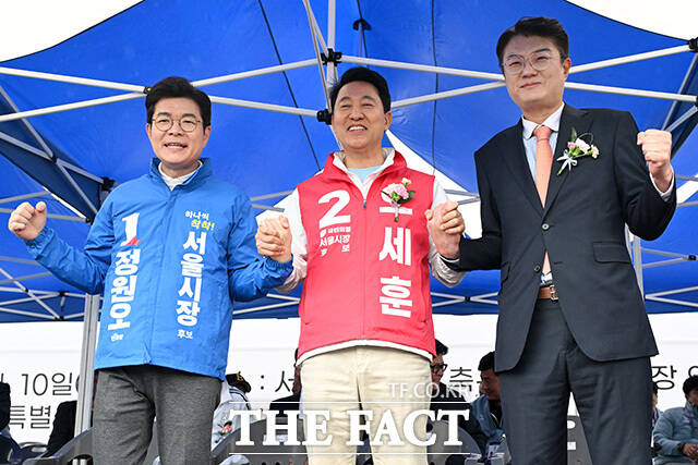 정원오 더불어민주당 서울시장 후보와 오세훈 국민의힘 서울시장 후보, 김정철 개혁신당 서울시장 후보(왼쪽부터)가 3일 오전 서울 용산구 효창운동장에서 열린 서울특별시장기 축구대회 개회식에 참석해 기념촬영을 하고 있다. /남용희 기자