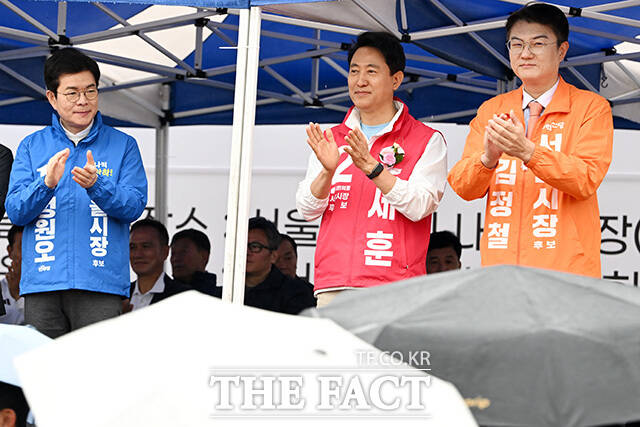 서울특별시장기 축구대회 개회식 참석해 미소짓는 오세훈 후보(왼쪽)와 정원오 후보.