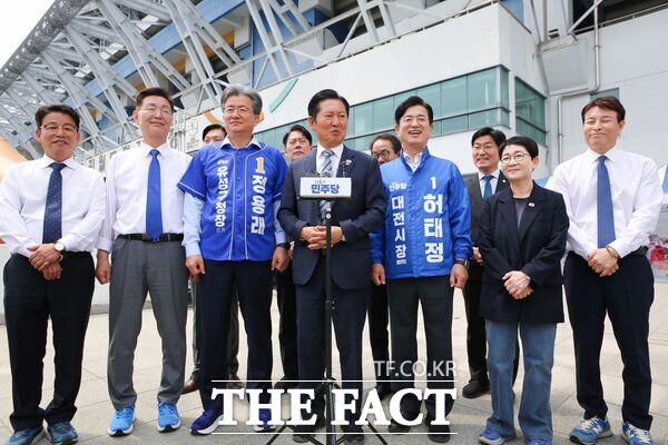 정청래 더불어민주당 대표가 2일 대전을 찾아 허태정 대전시장 후보와 구청장 후보들의 필승을 위해 힘을 실었다. /허태정 예비후보