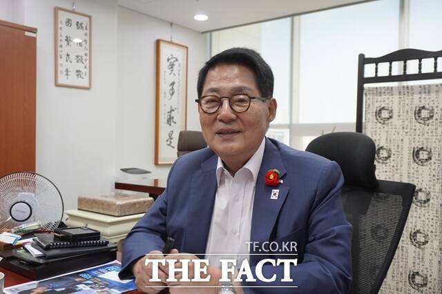 박지원 의원은 인터뷰 내내 마지막을 강조했다. 자신의 정치 인생이 황혼기 복판에 있다는 것을 외면치 않은 것이다. 세상에 어떻게 기억되길 원하느냐는 질문에 박 의원은 국민을 위해 최선을 다한 사람으로, 그리고 고(故) 김대중 대통령과 이재명 대통령의 당선·성공을 위해 충성스럽게 일한 사람으로 기억되길 바란다고 말했다. /국회=이태훈 기자