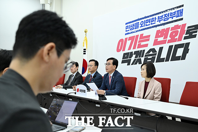 기자간담회 열고 발언하는 송 원내대표.