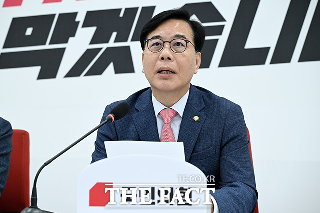 기자간담회 열고 발언하는 송 원내대표.