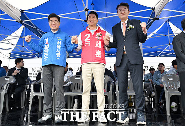 서울특별시장기 축구대회 개회식 참석해 미소짓는 오세훈 후보(왼쪽)와 정원오 후보.