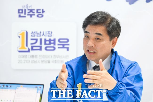 지난 4월 28일 <더팩트>와 인터뷰하는 김병욱 더불어민주당 성남시장 후보. /박아론 기자