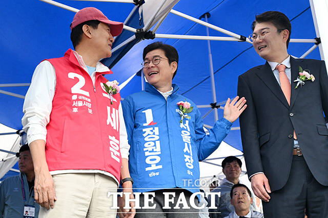 서울특별시장기 축구대회 개회식 참석해 미소짓는 오세훈 후보(왼쪽)와 정원오 후보.