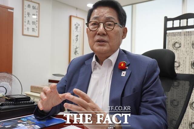 22대 국회 후반기 국회의장 경선에 출마하는 박지원 더불어민주당 의원은 지난 1일 <더팩트>와의 인터뷰에서 행정·입법·정보 등 다분야에서 쌓아온 경험·경륜을 나라와 이재명 대통령의 성공을 위해 사용하고 아름답게 정치를 끝내려 한다고 말했다. /국회=이태훈 기자