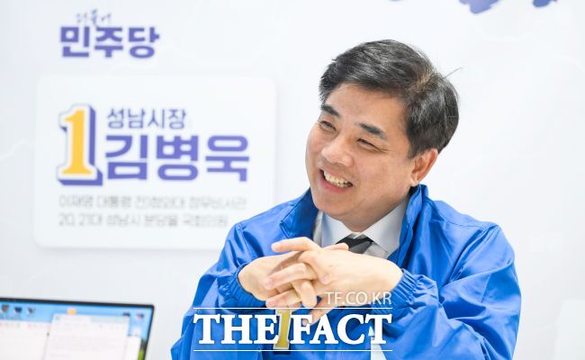 지난 4월 28일 <더팩트>와 인터뷰하는 김병욱 더불어민주당 성남시장 후보. /박아론 기자