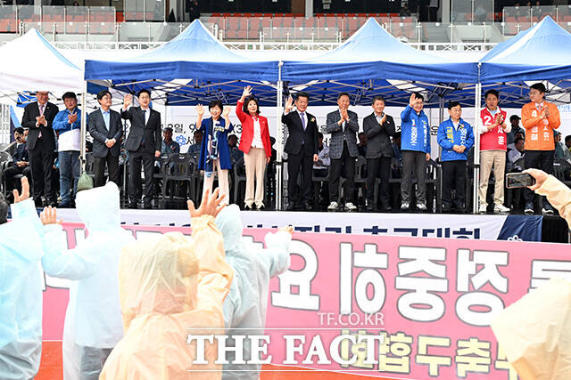 서울특별시장기 축구대회 개회식 참석해 미소짓는 오세훈 후보(왼쪽)와 정원오 후보.