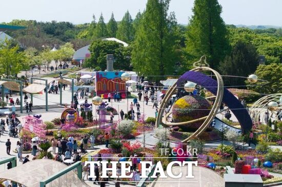 2일 경기 고양시 일산호수공원에 마련된 2026년 고양국제꽃박람회 행사장을 찾은 관람객들이 한국 전통 천문 기구인 혼천의에서 영감을 얻은 메인 조형물 주변을 가득 메우고 있다. /고양시