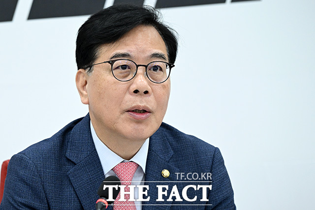 기자간담회 열고 발언하는 송 원내대표.