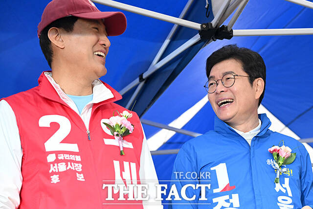 서울특별시장기 축구대회 개회식 참석해 미소짓는 오세훈 후보(왼쪽)와 정원오 후보.