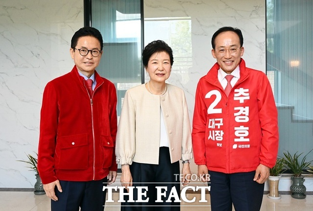 박근혜 전 대통령(가운데)이 4일 달성군 사저를 방문한 추경호 국민의힘 대구시장 후보(오른쪽), 이철우 경북도지사 후보와 함께 기념 촬영을 하고 있다. /추경호 선거 캠프