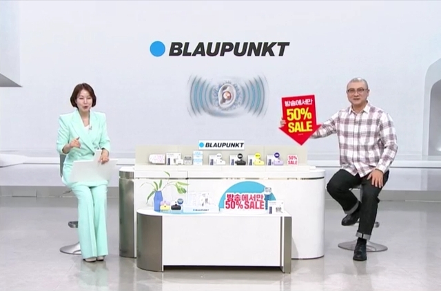 SK스토아의 '블라우풍트 음성증폭기' 방송 화면. SK스토아는 어버이날을 앞두고 선물로 적합한 '블라우풍트 음성증폭기'를 출시한다고 밝혔다. '블라우풍트 음성증폭기'는 블루투스 이어폰처럼 간편하게 착용하면서 가벼운 청취 불편 해결을 위해 소리를 크고 선명하게 들려주는 제품이다. /SK스토아