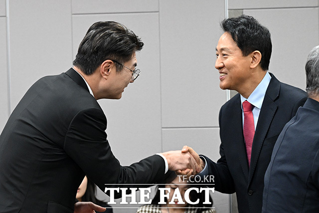 사법내란 저지를 위한 수도권 광역단체장 후보자 긴급 연석회의 제안한 조응천 후보(왼쪽 세 번째).